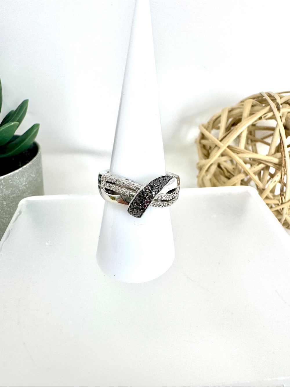 Vintage SUN 925 Sterling Silver Black & White Diamond Crossover Infinity Size 7